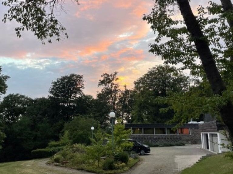 Einfahrt mit Blick auf den Seminarraum