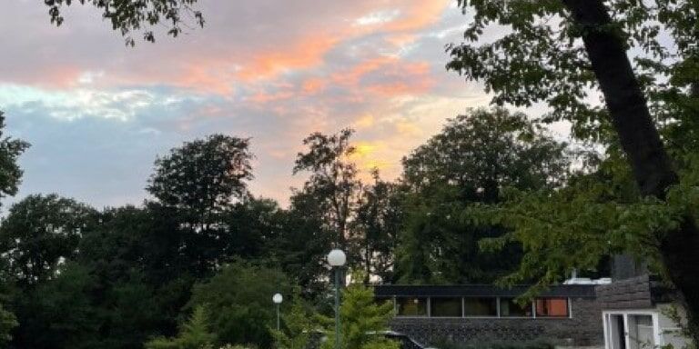 Einfahrt mit Blick auf den Seminarraum