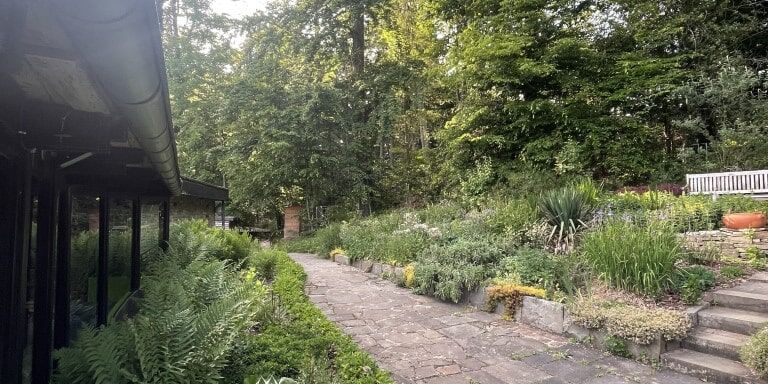 Weg entlang der Cafeteria