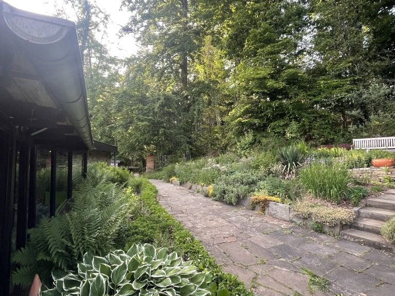 Weg entlang der Cafeteria